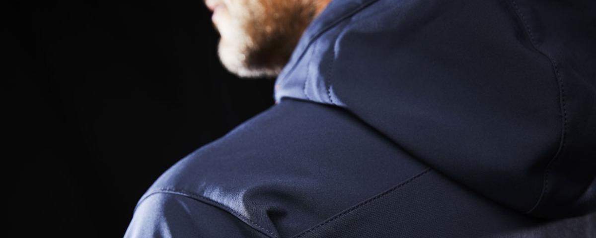 Zoom sur une veste de travail softshell à capuche bleue