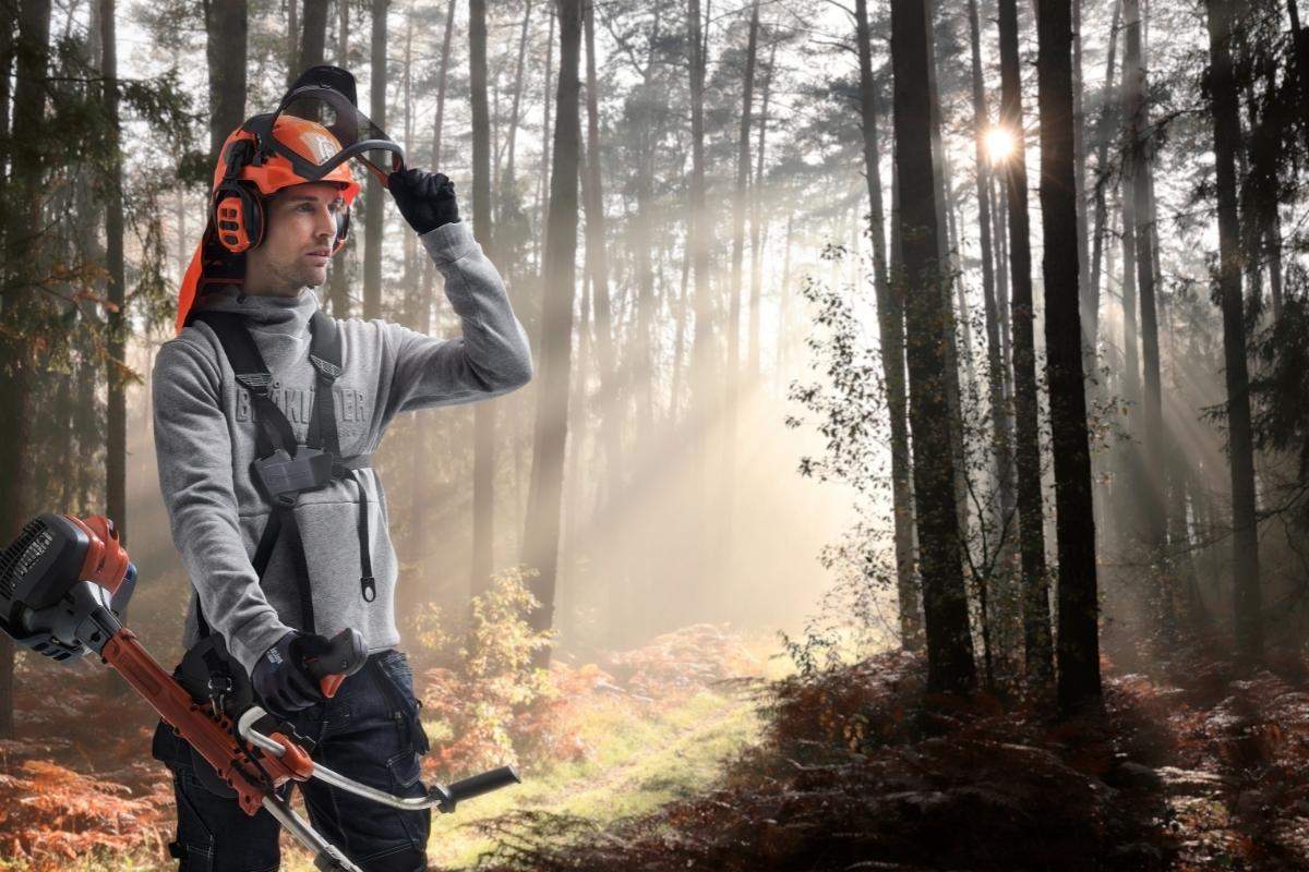 Paysagiste portant le sweat à capuche Blaklader 3530